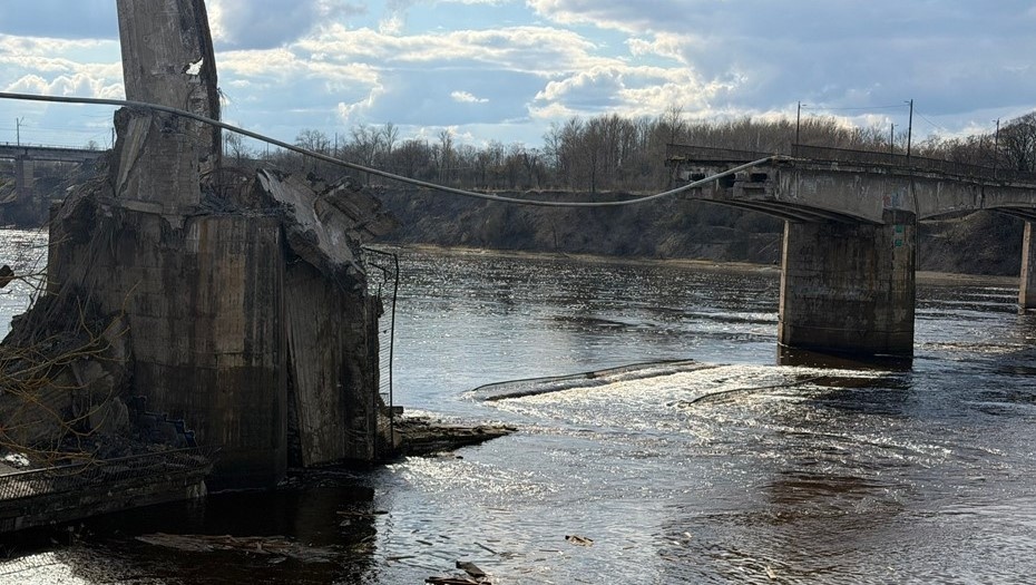    Последствия обрушения пешеходного моста в городе Волхов. Автор фото: Александр Сафонов/"ВКонтакте"