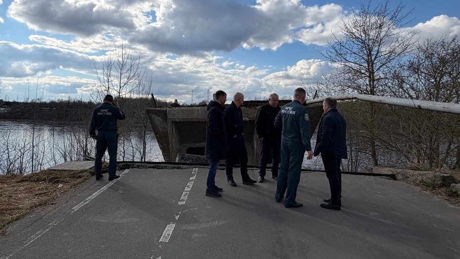    Последствия обрушения пешеходного моста в городе Волхов. Автор фото: Александр Сафонов/"ВКонтакте"