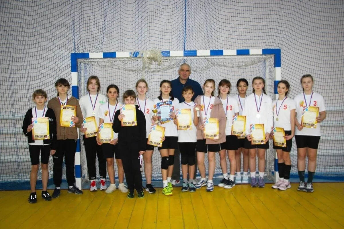    "Лично мне набирать девчонок даже попроще..."