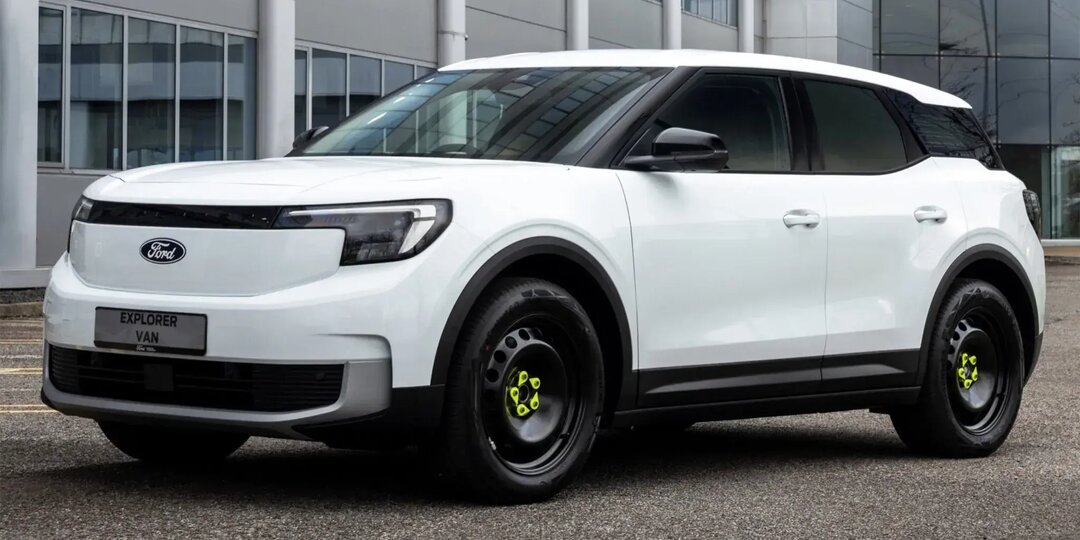 Ford показал новый фургон, который выглядит как полицейская машина под прикрытием