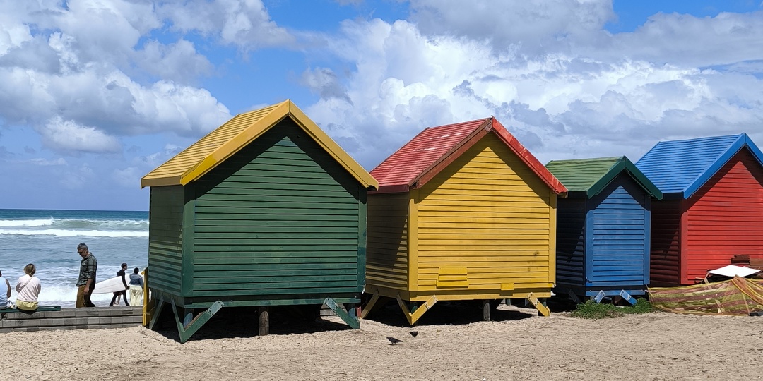 Яркие домики у океана: самый фотогеничный пляж Кейптауна - Muizenberg beach