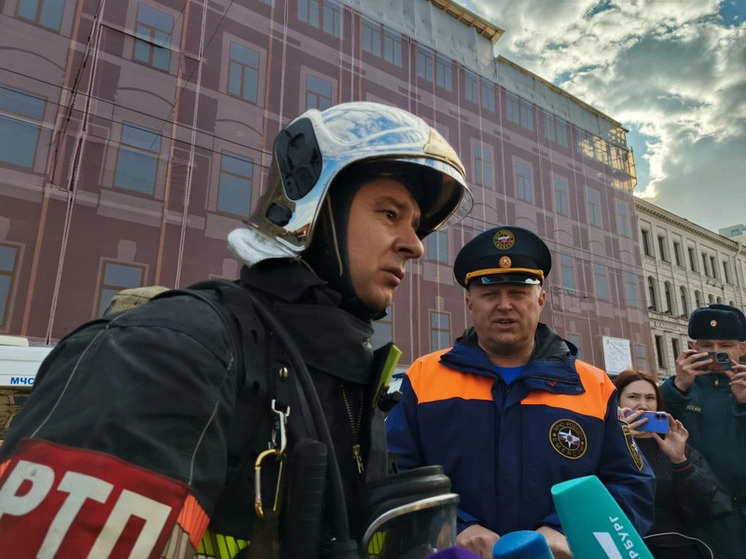     По словам огнеборца, люди не пострадали, из здания эвакуировали 18 человек. Фото: МК в Питере / Наталья Ефимова