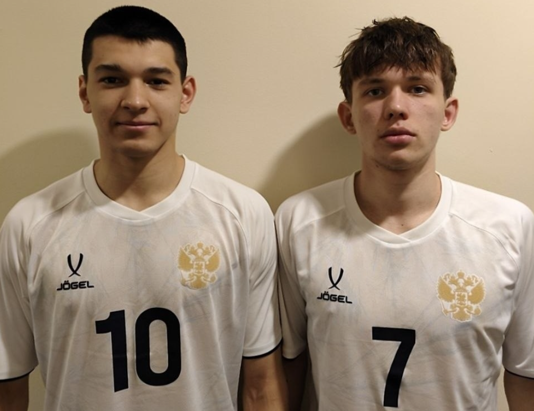    Али Велемеев (на снимке слева) и Максим Мухин на пару забили 4 гола за две игры