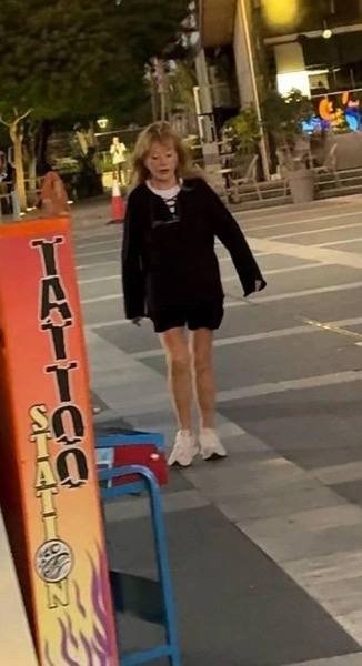 Алла Пугачева на Кипре: смелый образ в короткой юбке вызвал неоднозначную реакцию поклонников.