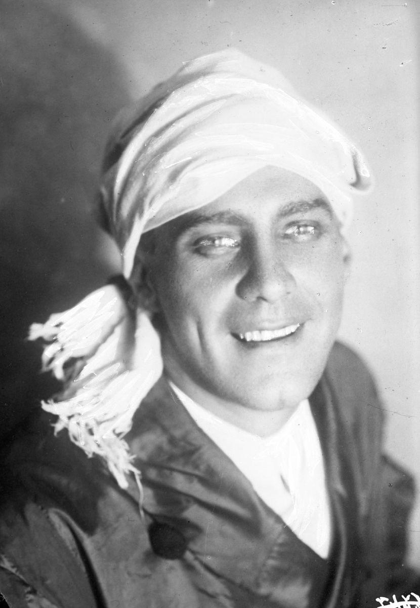 Борис Добронравов в роли Мышлаевского в спектакле "Дни Турбиных". 1926 г.