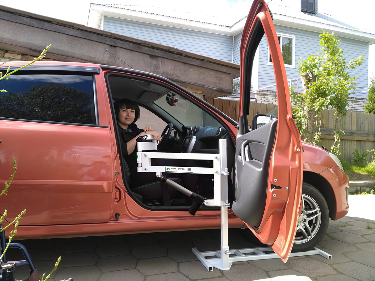 Подъёмник для инвалидов в машину Миник