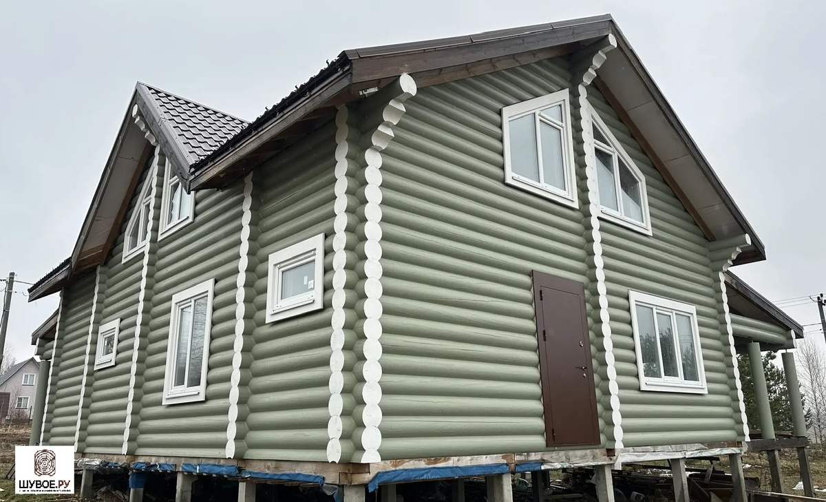 Когда люди ищут, как установить окна в деревянном доме, они обычно думают только про сами окна.

Но проблема почти всегда не в них.
А в том, что вокруг.

На этом объекте дом из оцилиндрованного бревна 260 мм.
Дом уже жилой, покрашен, аккуратный, всё выглядит красиво.

Но даже в таком доме есть одна особенность — он продолжает садиться.
И если это не учитывать, проблемы появляются быстро.

Самое частое — начинает дуть.
Или окно перекашивает.
Или дверь начинает плохо закрываться.

Причина одна — нагрузка от стен.

Поэтому мы начинаем не с окон.
А с обсады.
Это независимая конструкция, которая берёт на себя давление бревна.

На этом объекте мы сделали обсаду во все проёмы.
После этого установили окна и входную дверь с терморазрывом.

Но ключевой момент — это даже не обсада.

А наличники.
Многие думают, что это просто декоративная планка.

На практике — это защита всего узла.

Наличник:
закрывает монтажный шов
защищает пену
перекрывает зазор
не даёт ветру заходить внутрь

Особенно это важно в зоне двери.
Здесь мы сделали узкий наличник по бокам и широкий сверху.

Потому что сверху оставлен усадочный зазор около 9 см.

И если его не закрыть правильно — будет продувать.

Это как раз та ошибка, которую часто допускают.

Ставят стандартный наличник.
Он не перекрывает зазор.
И через год появляются проблемы.
