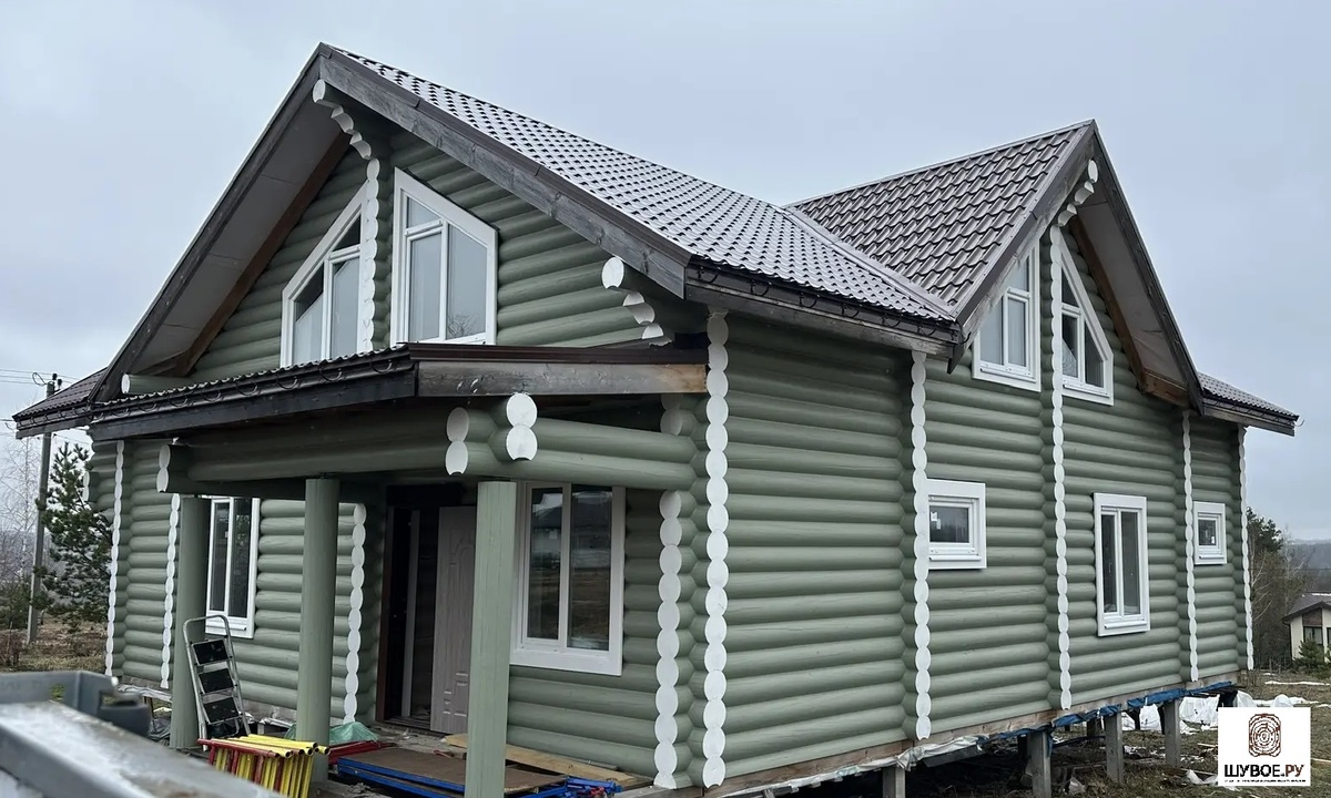 На этом доме всё сделано с учётом усадки.

Поэтому к этому узлу возвращаться не придётся.

Дальше продолжаем работы:

утепление
инженерка
вода
септик

Дом должен быть готов к августу.

Самое важное, что нужно понять.

Окна в деревянном доме — это не изделие.

Это система.

И если один элемент сделать неправильно — работать она не будет.

А вы сталкивались с тем, что начинает дуть из окон в доме?
