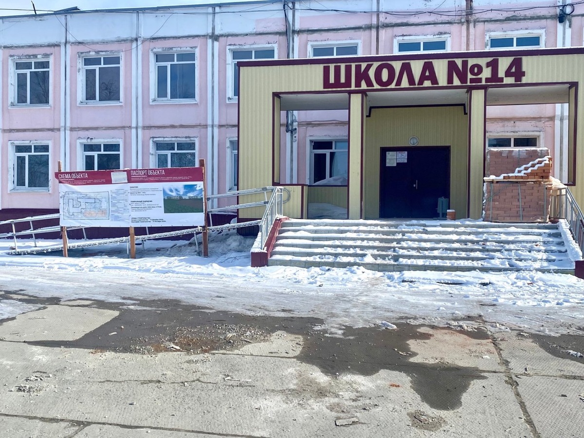    Глава Нефтеюганска проверил ход работ по капремонту школы №14