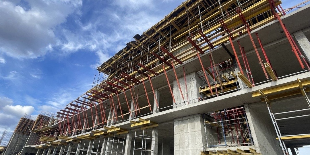 Строители возводят третий этаж гостиничного комплекса «Отель Линкс»