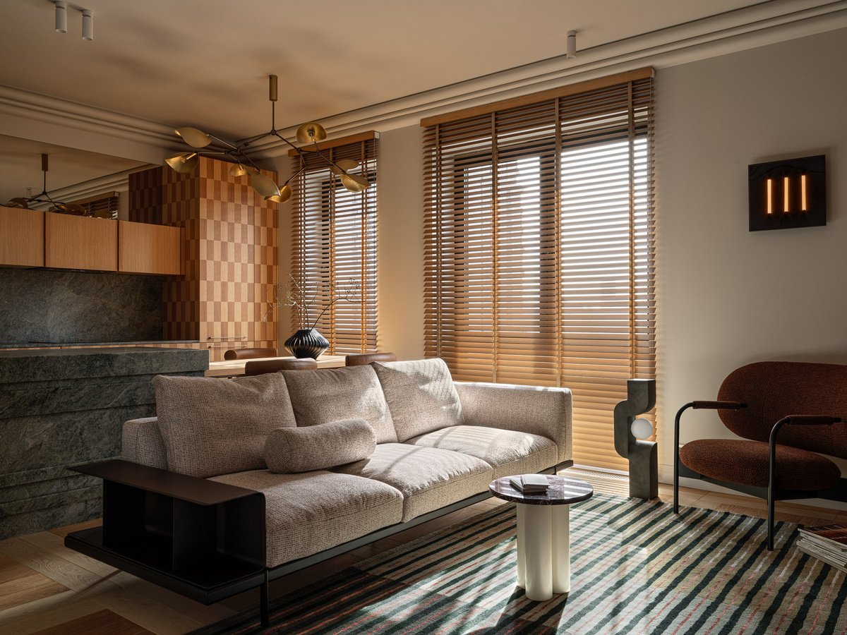 В готиной диван и кресло Bonaldo.