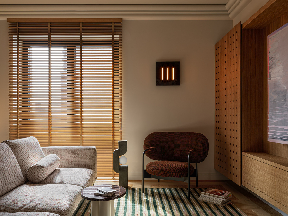 Шкаф в ТВ-зоне сделала на заказ компания «Гарант 100». Светильник на стене — 101 Copenhagen.
