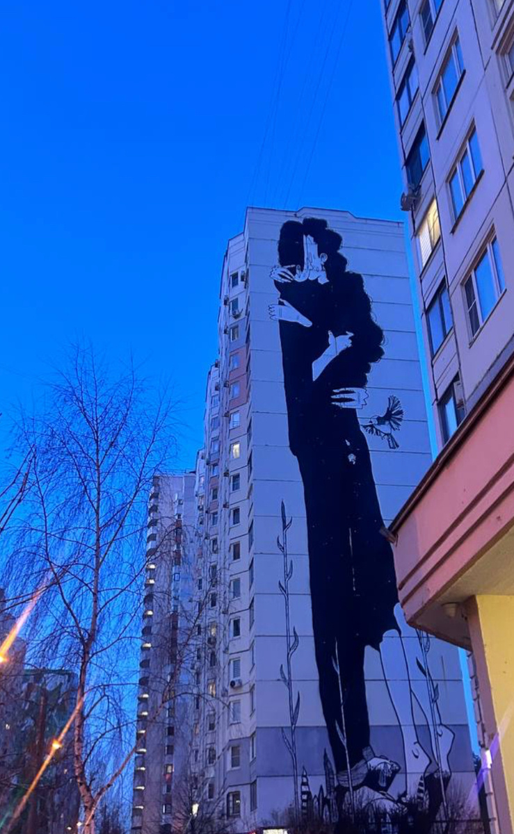 Автор: Алекс Сенна его работа в чёрно-белых тонах с изображением объятий пары вошла в топ лучших муралов фестиваля. Эта композиция была отмечена в рейтинге нидерландского проекта Street Art Today (август 2019 года) .
-Стиль: минимализм с элементами экспрессии — лаконичные линии, контрастные тени, акцент на эмоциях персонажей.
-Символика:
   Объятия — символ любви, единства, человеческой близости.
   Чёрно-белая гамма — подчёркивает универсальность эмоции, вне времени и культуры.
   Расположение на торце дома — создаёт ощущение «окна в чувства», интегрируя искусство в повседневную жизнь.
- Техника: аэрозольные баллончики, трафаретная техника, наложение слоёв краски для создания объёма и глубины.
