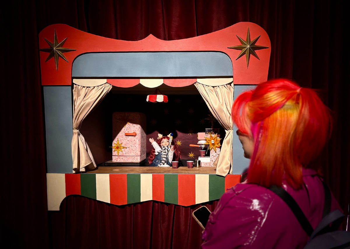 вот такая очаровательная бариста ждет вас внутри