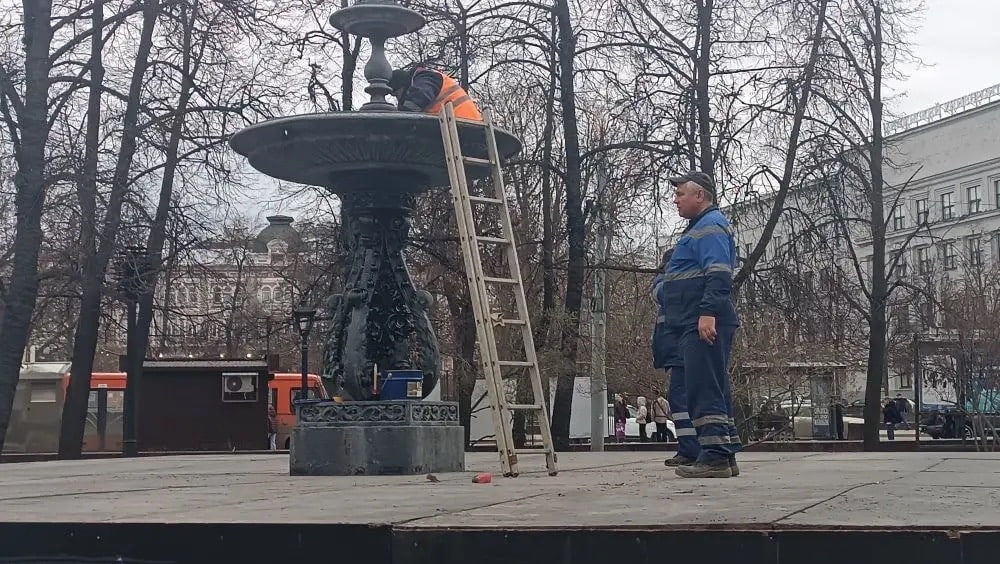    Работники начали подготовку главного городского фонтана на площади Минина и Пожарского