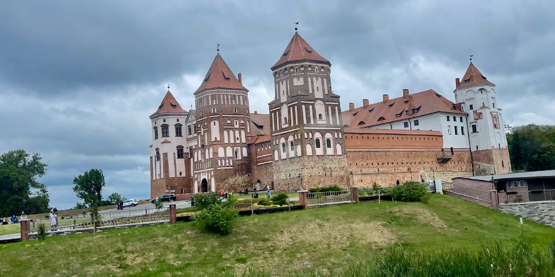 Беларусь: Мирский замок и Минск