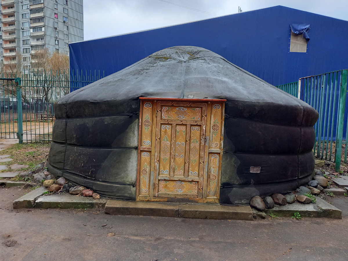 юрты в музее Кочевой культуры во дворе  Школы "Ковчег" в Москве, ул. Авиамоторная 30, к. 1 , фото автора