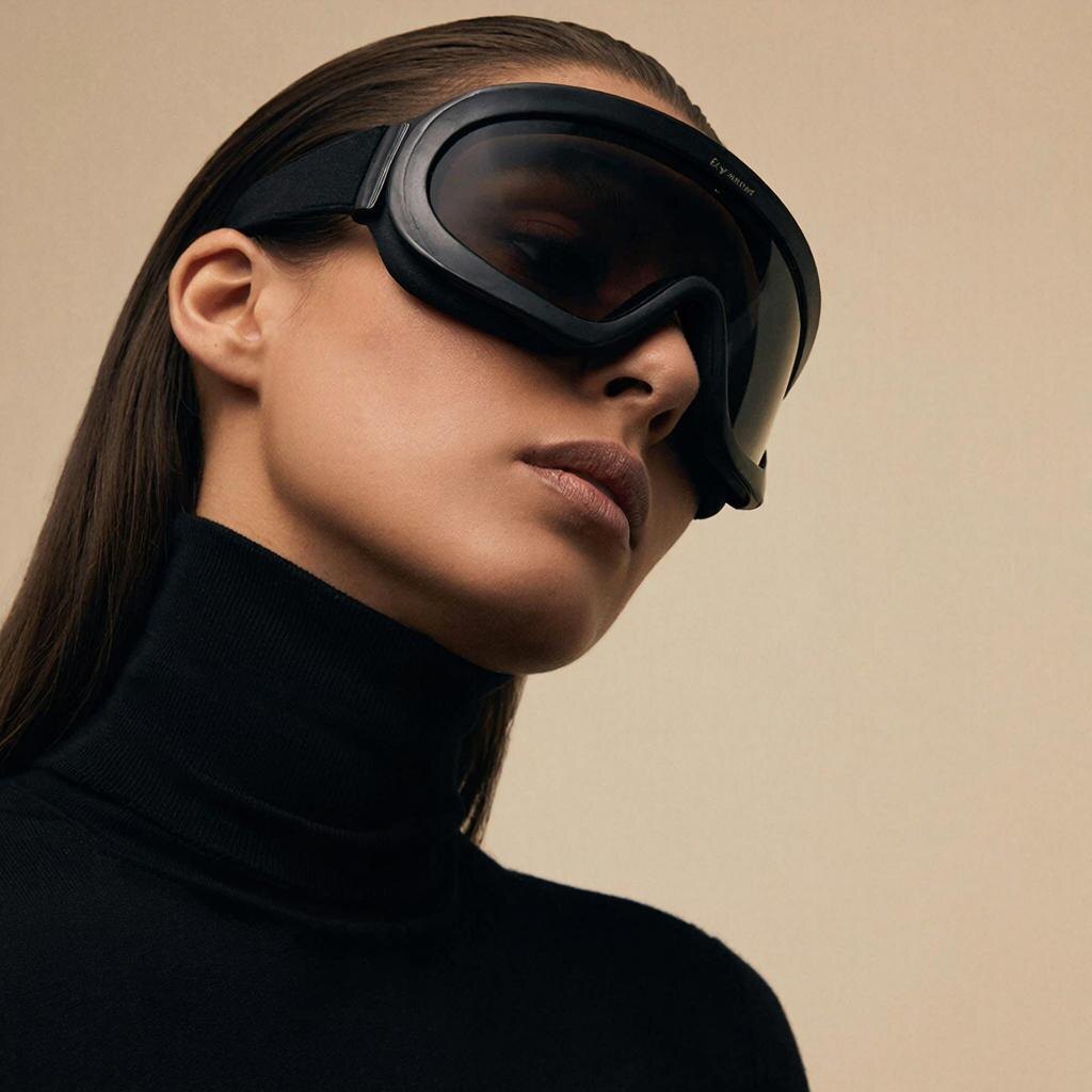 Очки-маска с цельной линзой — главный тренд сезона. Закрывают половину лица и выглядят невероятно стильно