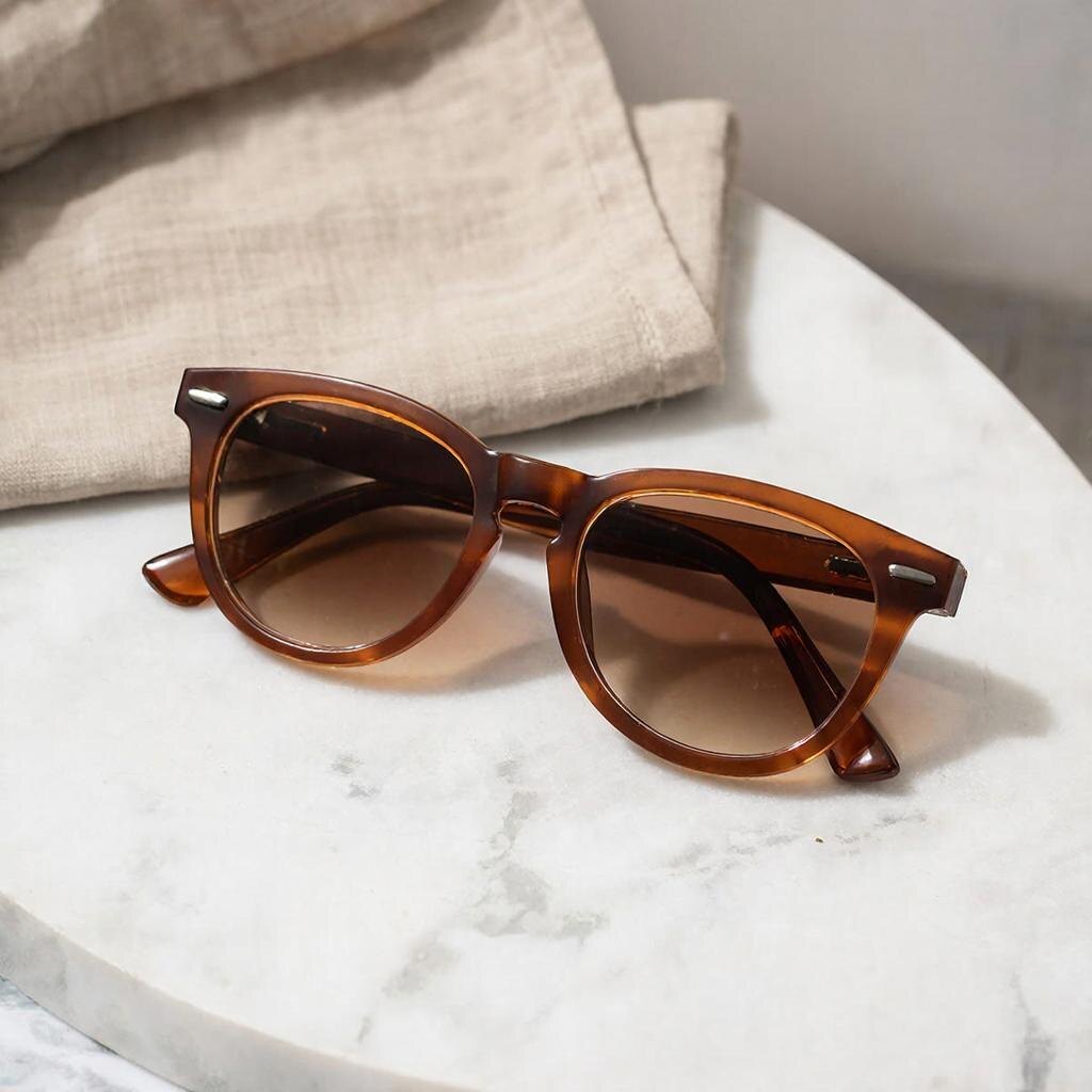 Новые авиаторы 2026 — толстая пластиковая оправа, обтекаемая форма. Это гибрид классики и маски