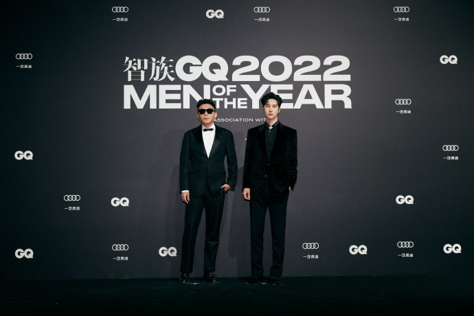 Ван Ибо с режиссером фильма "Безымянный" на на красной дорожке GQ Men of The Year 2022, фотография из открытых источников