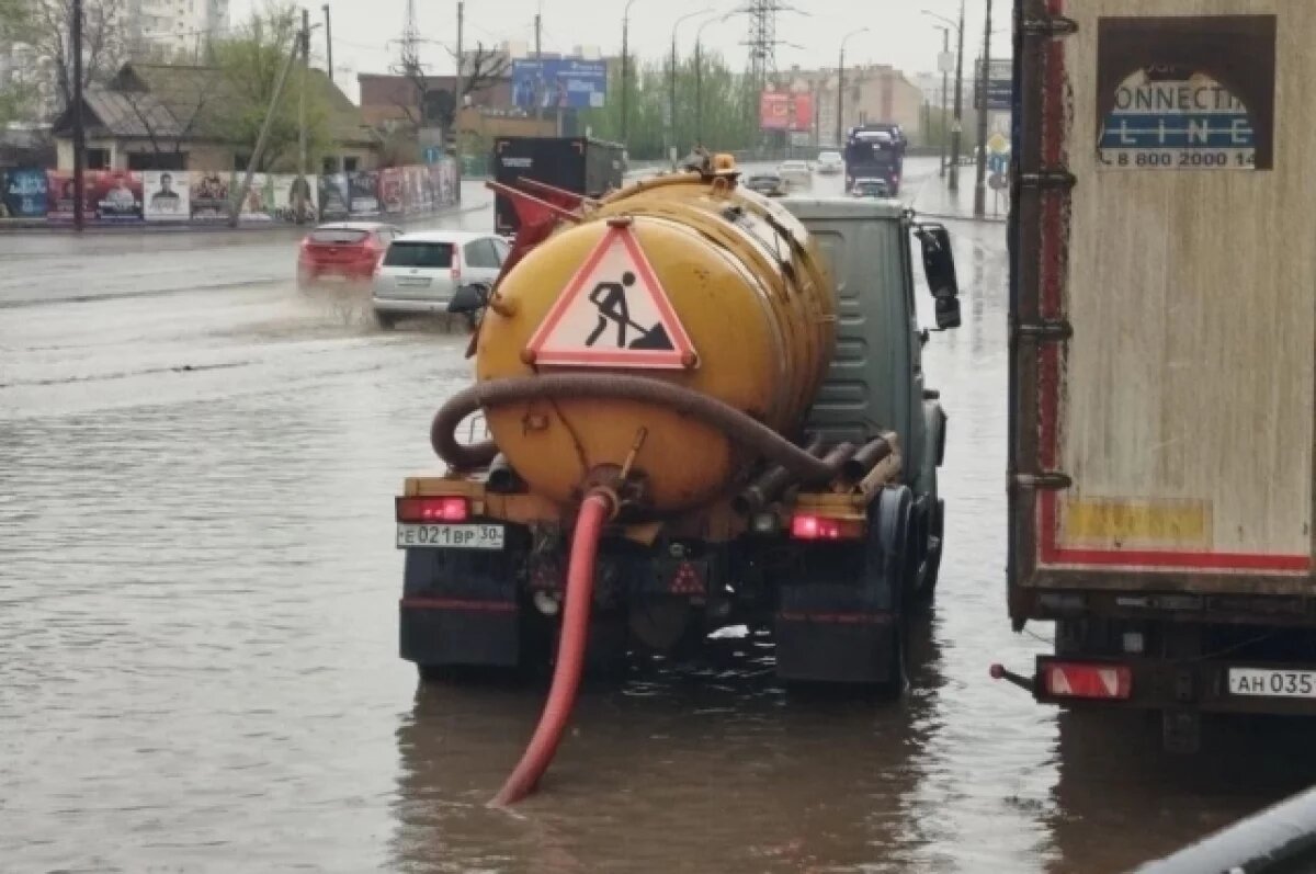    Астраханские коммунальщики откачивают воду с городских улиц