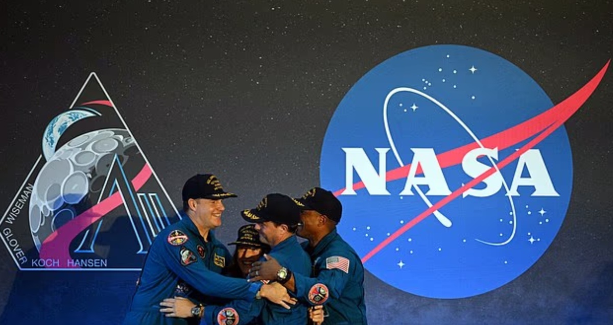 Поведение астронавта экипажа Артемис II Кристины Кох на пресс-конференции вызвало вопросы после совпадения её имени с базой актёров