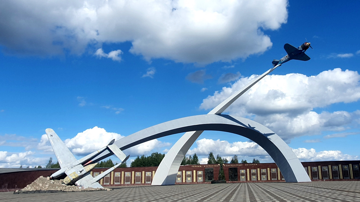 «Защитникам неба Отечества» — мемориальный комплекс в Туле, посвящённый лётчикам, защищавшим Родину в годы Великой Отечественной войны