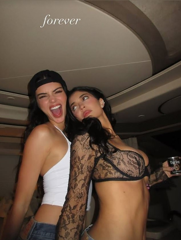    Источник: Социальные сети  | Кайли Дженнер на Coachella