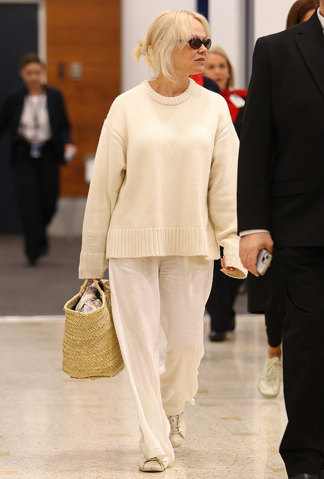    Источник: Backgird / KHAP | Памела Андерсон прилетела в Сидней в белом образе перед своим туром и запуском новой коллекции