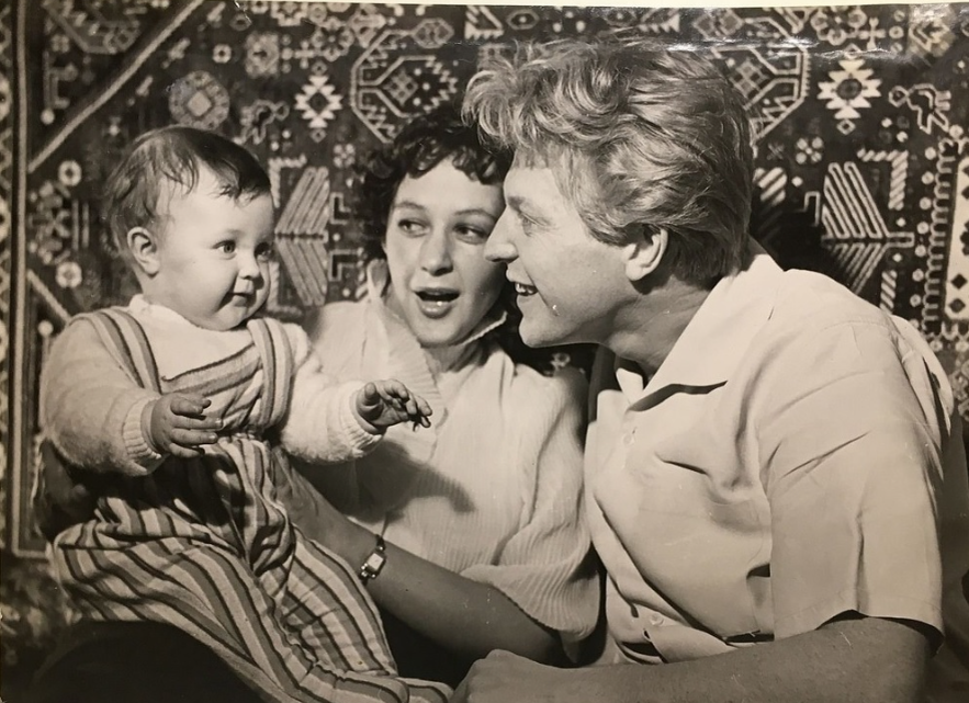 Олег Стриженов с Марианной и дочкой