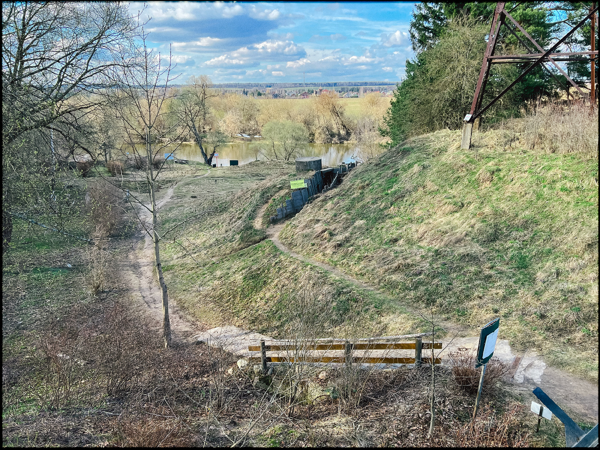 Куча дурацких табличек на местах раскопок вместо одного нормального инфощита. Видимо из бюджета платят за каждую табличку.