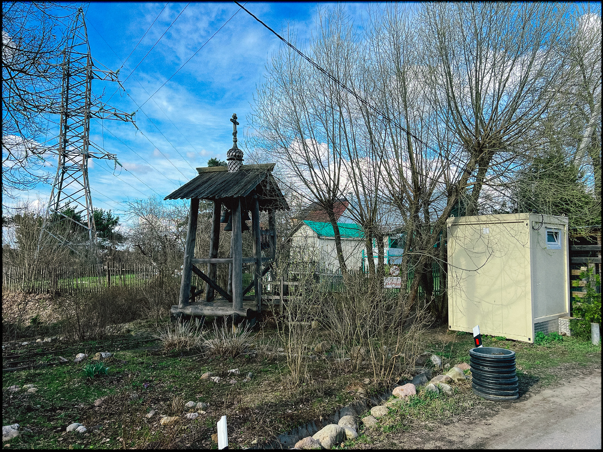 А вот так выглядит местная колокольня. С одной стороны красоту пытаются навести, а с другой помойка, шкаф какой-то и т.п. Помойка не черная бочка, а дальше, за шкафом решетка.
