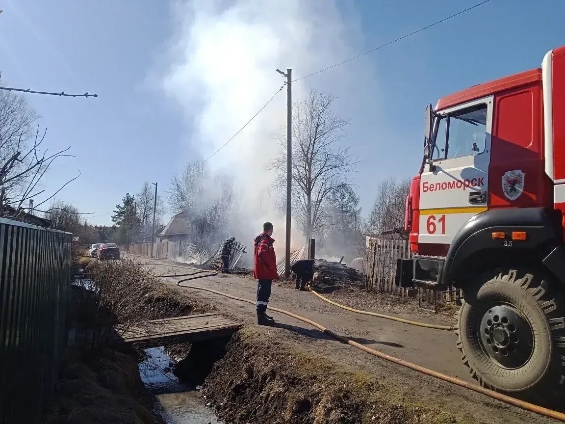    В Карелии пожарные не допустили распространения огня на жилые дома© "Столица на Онего"
