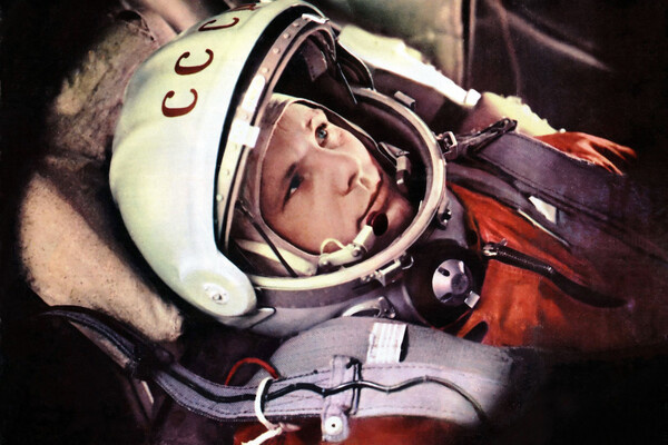 Космонавт Юрий Гагарин в кабине космического корабля «Восток-1» перед стартом, 12 апреля 1961 года / Russian Look/Global Look Press   📷