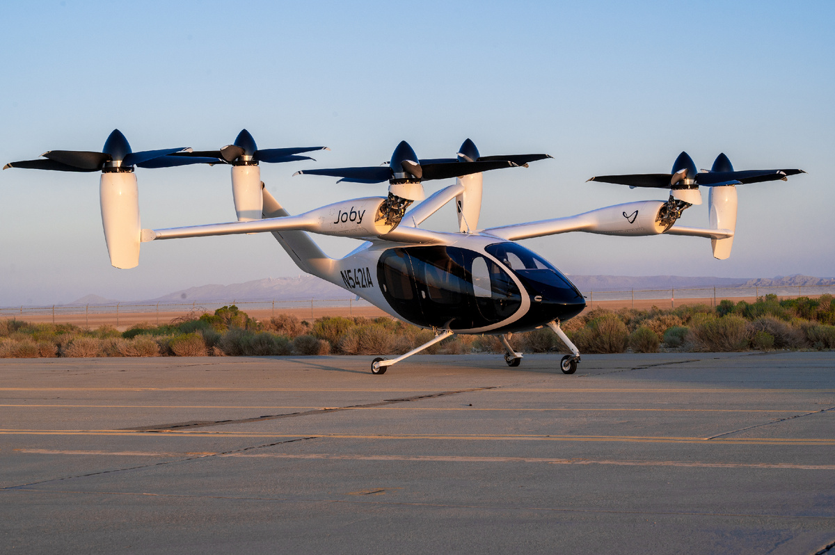 Фото: U.S. Air Force / Harlan Huntington,
File:Joby Aviation S4 experimental eVTOL aircraft at Edwards AFB.jpg
Wikimedia Commons, public domain (работа федерального правительства США).