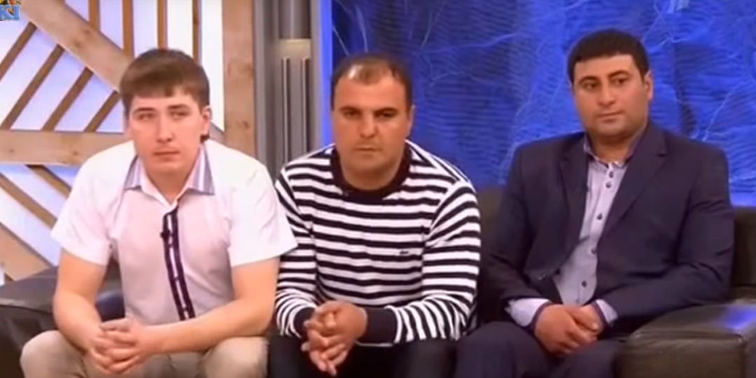 Когда автобус залило кипятком, трое братьев не достали телефоны — они начали ломать двери