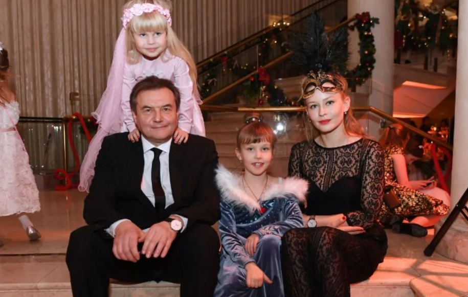 лексей Учитель и Юлия Пересильд с дочками.