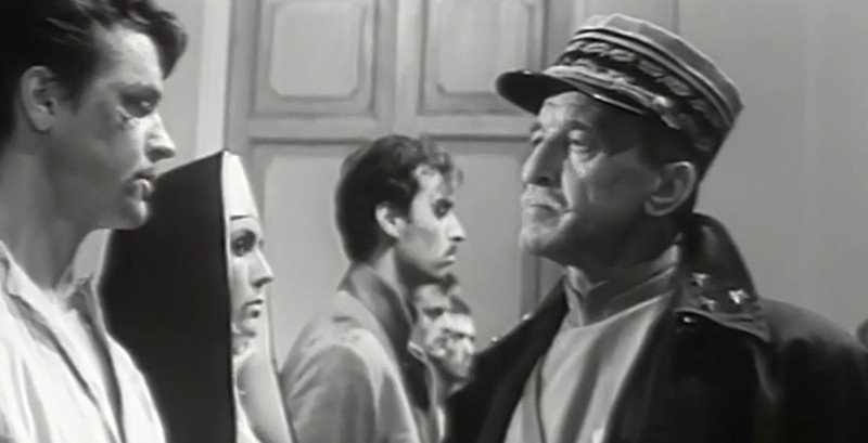 Французский генерал и арестованные мятежники. Кадр из фильма "Эскадра уходит на запад" (1965).