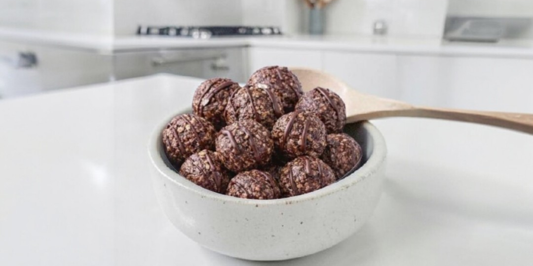 🍫 Овсяные шоколадные шарики без выпечки: полезный десерт за 5 минут