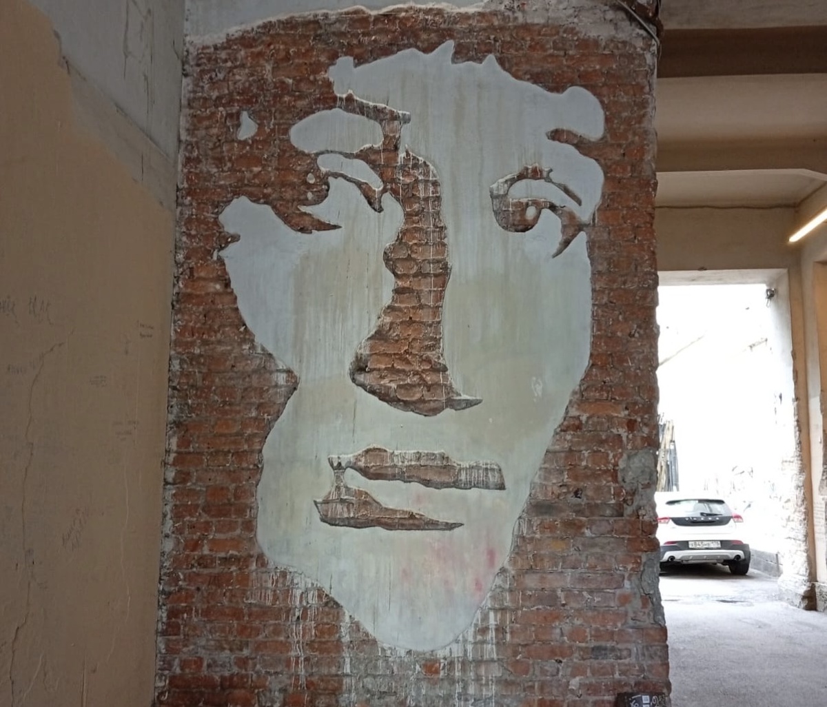 Портрет Анны Ахматовой при входе в музей поэтессы