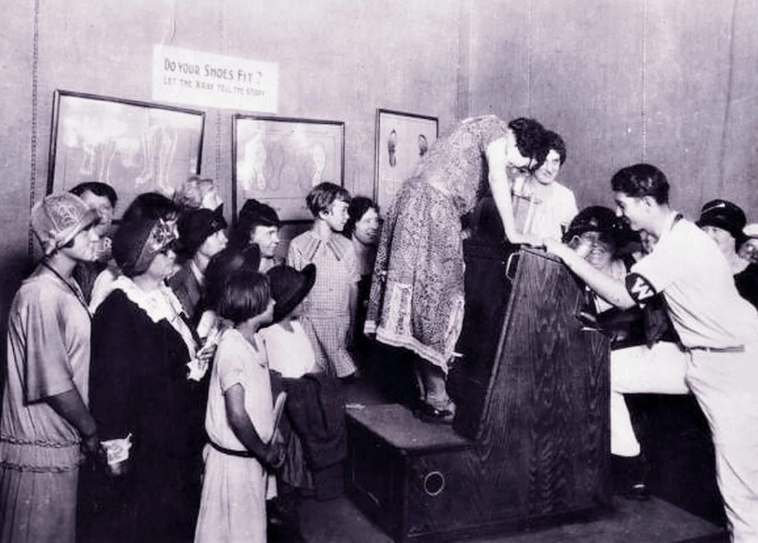 Демонстрация  Shoe-Fitting Fluoroscope