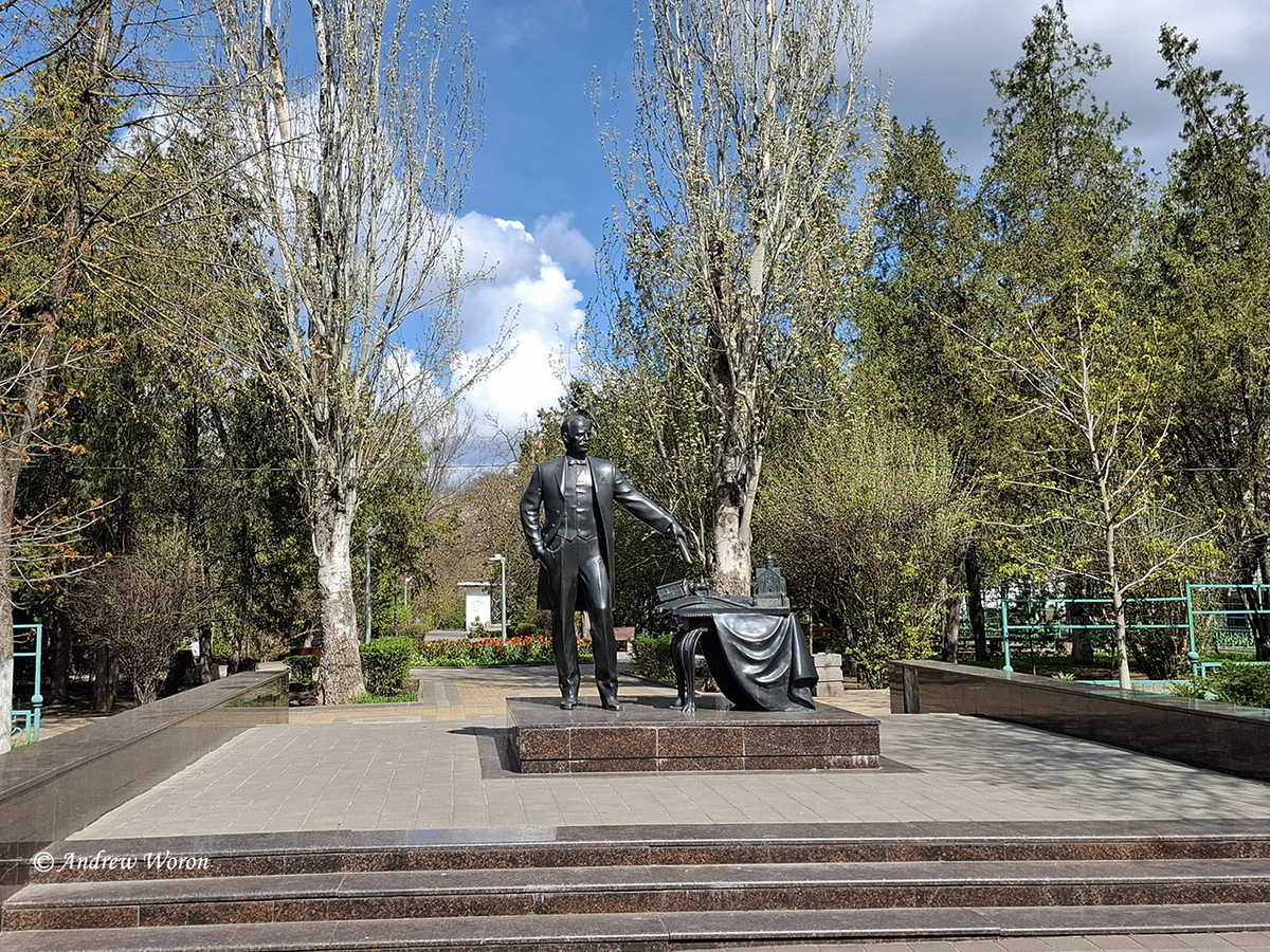 Памятник мэру Андрею Байкову в парке Горького