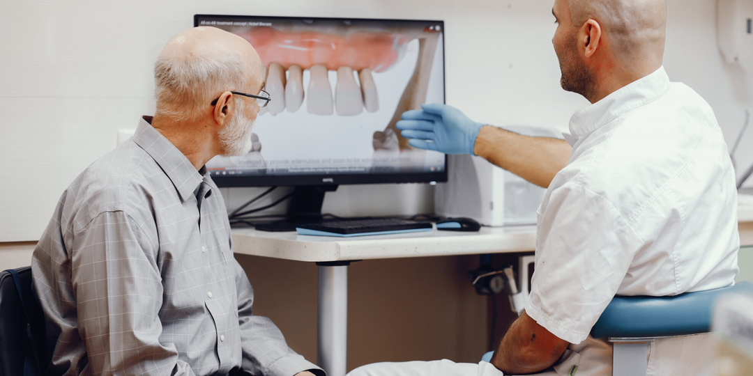 «Мне уже поздно»: мифы о протезировании после 60, которые мешают жить полноценно