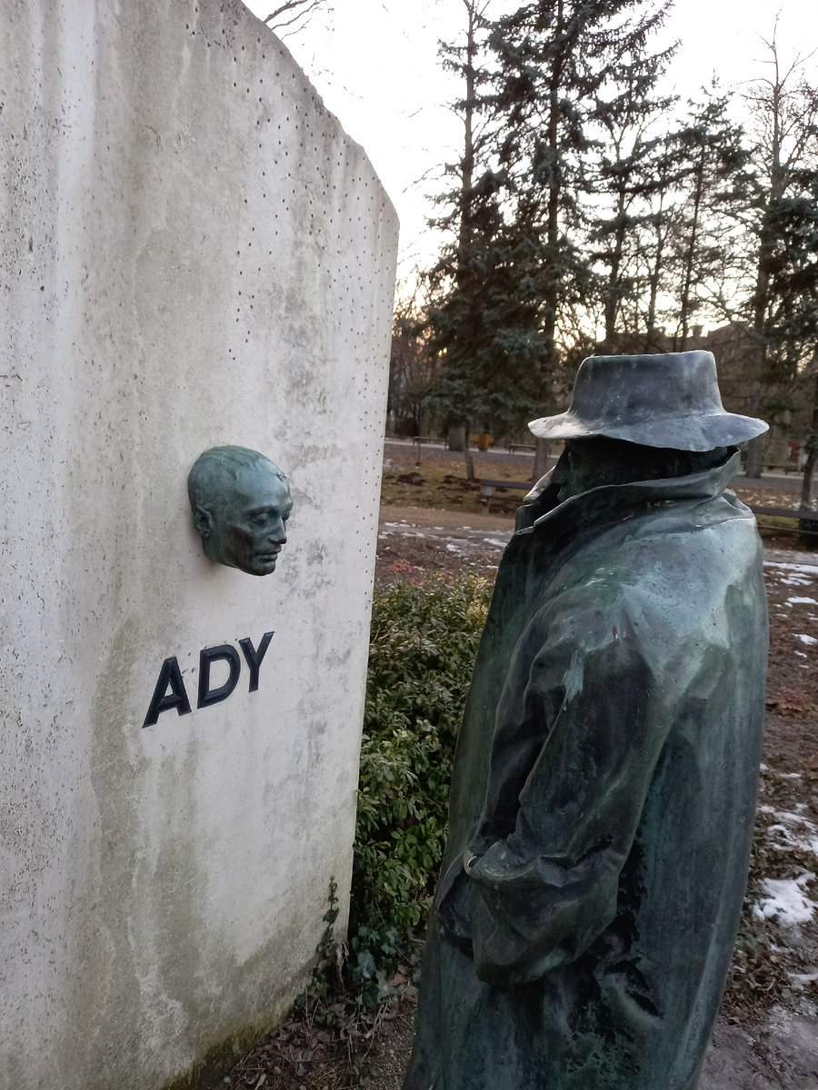 Эндрю Ади пришёл к себе спросиить: "Что с Венгрией?"