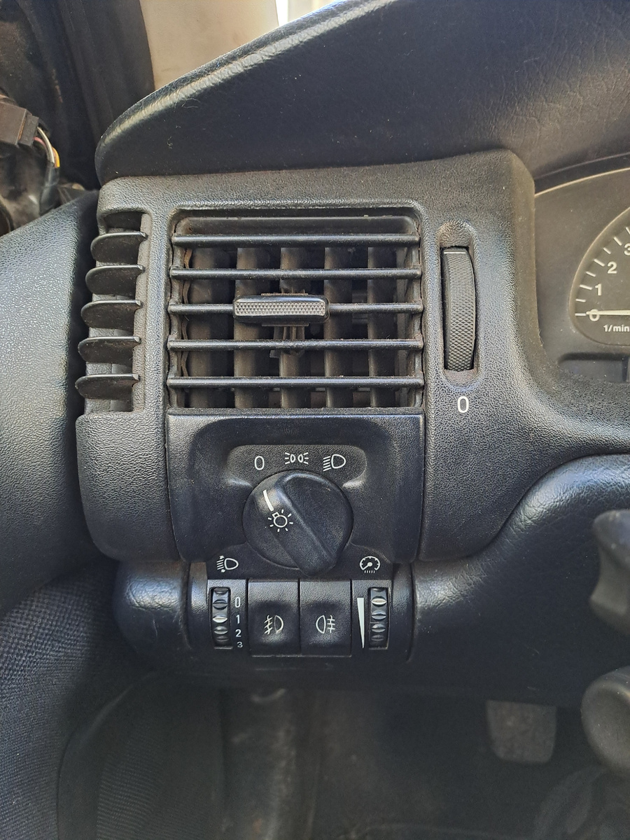 Дефлектор с левой стороны от водителя