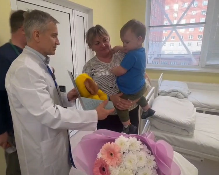     Александр Чепик навестил в больнице пострадавших от ударов ВСУ курян