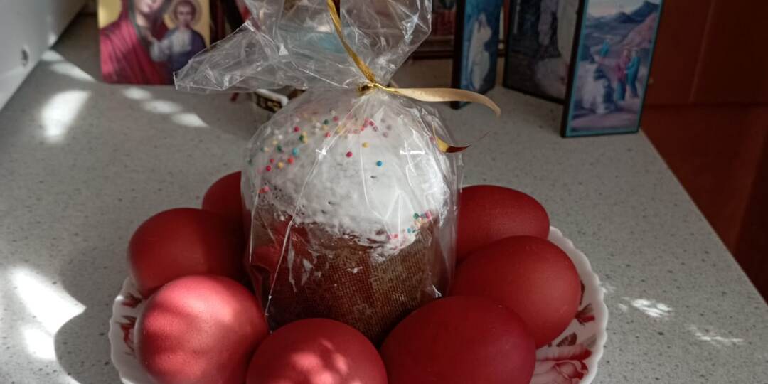 Понадобится лопата и огонь: священник рассказал, что делать с оставшимися после Пасхи куличами и яйцами