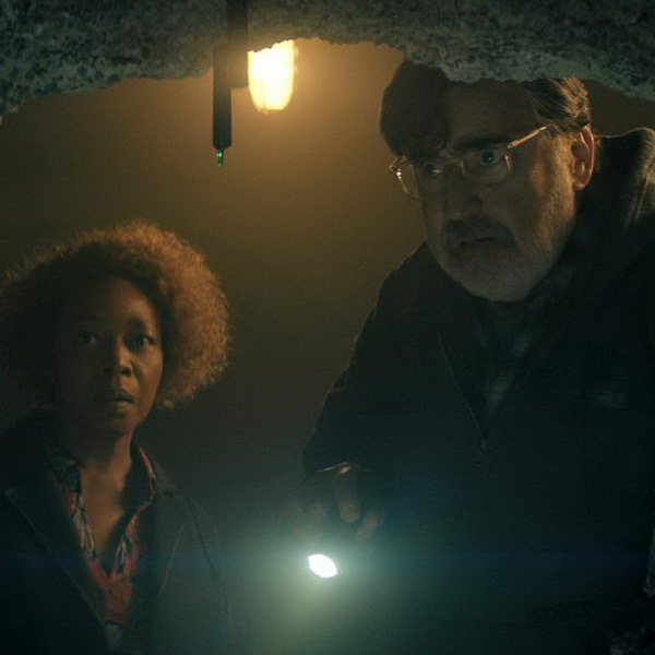     Альфред Молина обнаруживает монстров в обители пенсионеров в трейлере «Городка»