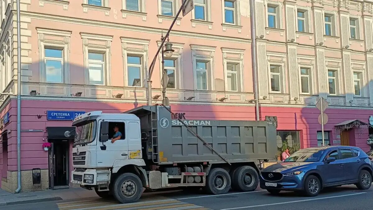    Китайский самосвал SHACMAN в центре Москвы. © ridus.ru