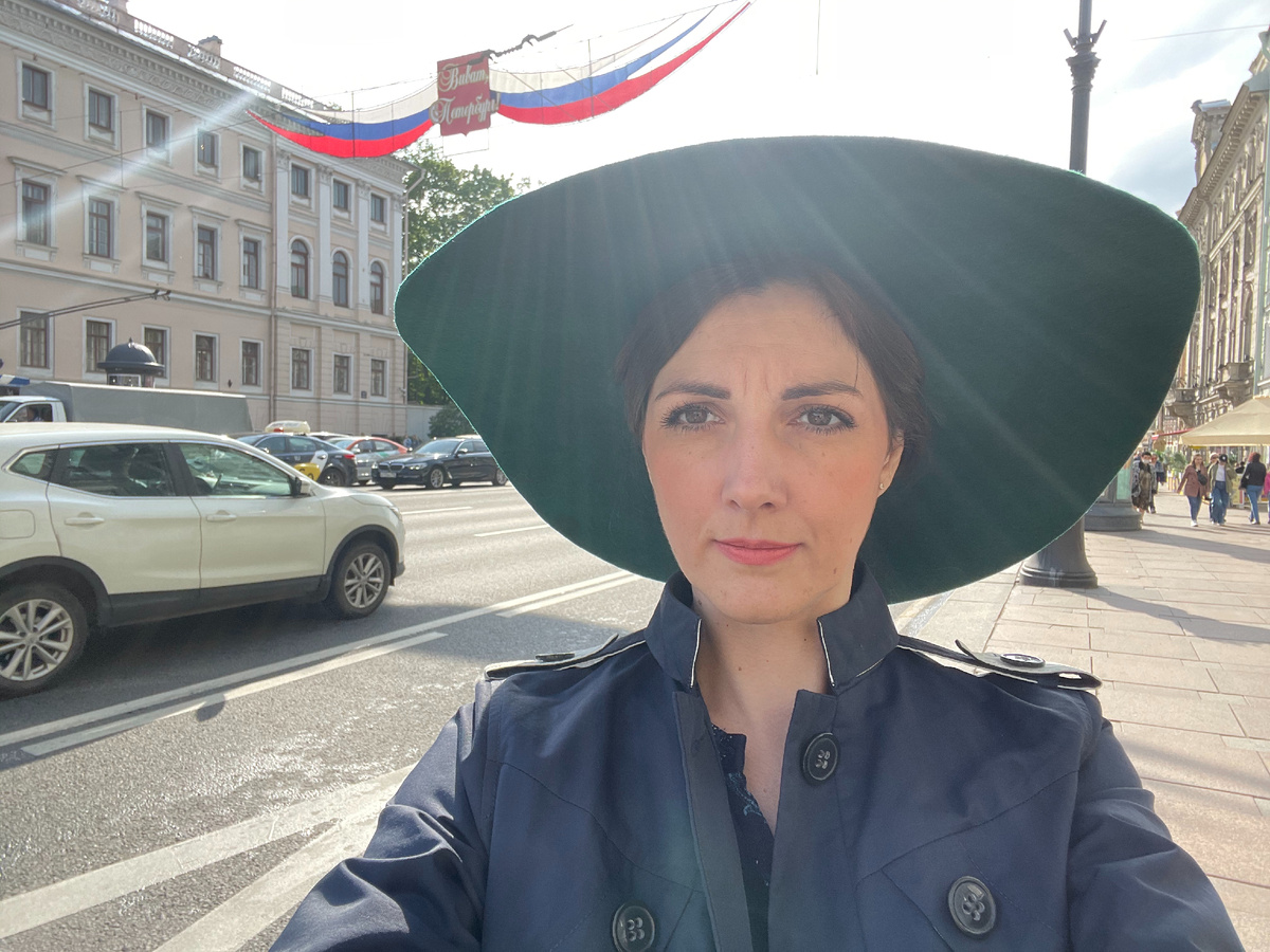 В Петербурге на Невском проспекте у Аничкова дворца